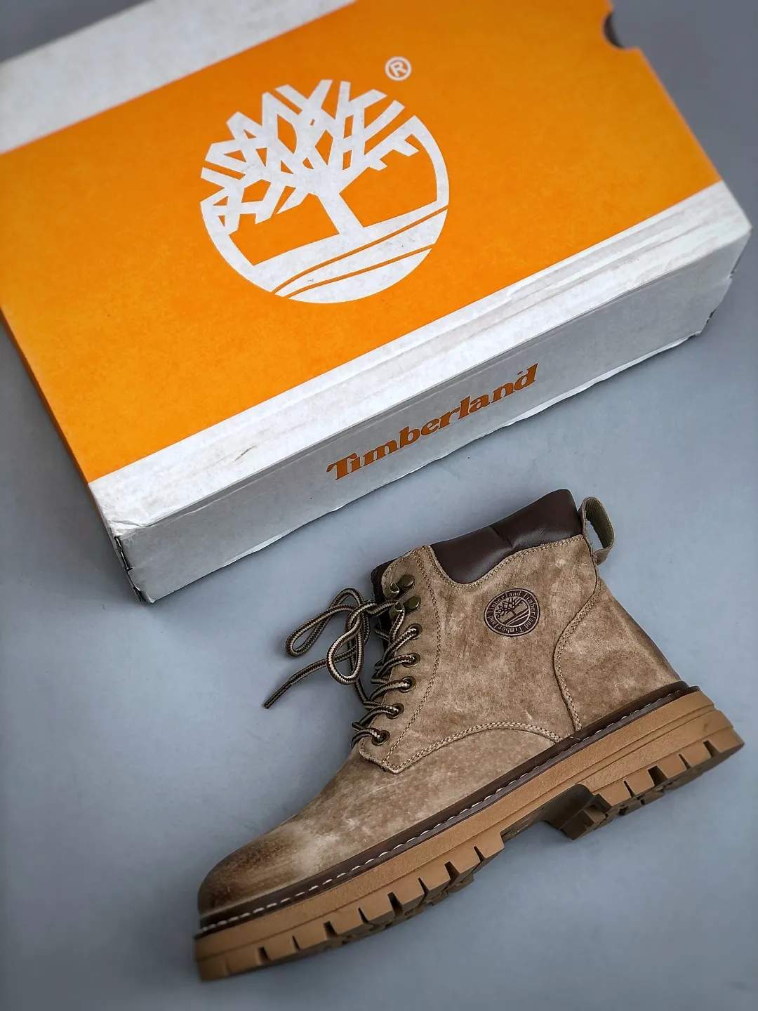 Local pick-up 💰560 supports store release. New goods 🚀 #Timberland Timberland/Timberland outdoor high-top casual rhubarb boots series #Guangdong Dachang quality, original box and original packaging, fashionable and trendy matching. The fabric is made of Italian 🇮🇹 top-grade frosted fine-grained cowhide. It is matched with anti-odor and anti-corrosion genuine leather latex insoles. The outsole and hardware are all made from OEM raw materials. It is the same as the original Goodyear and will never be glued. Good products do not kill pigs. Exclusively launched on the whole network. There is no doubt about the quality. The whole set is packaged in the official website to give you the perfect wearing experience. The quality is exquisite and durable. A must-have for sportsmen. Specially designed to treat those who are not handsome. High-quality and first-class foot feel. Specially used for cold protection and outdoor use this winter. Casual matching for daily use. Size: 38-44 (leather shoe size)